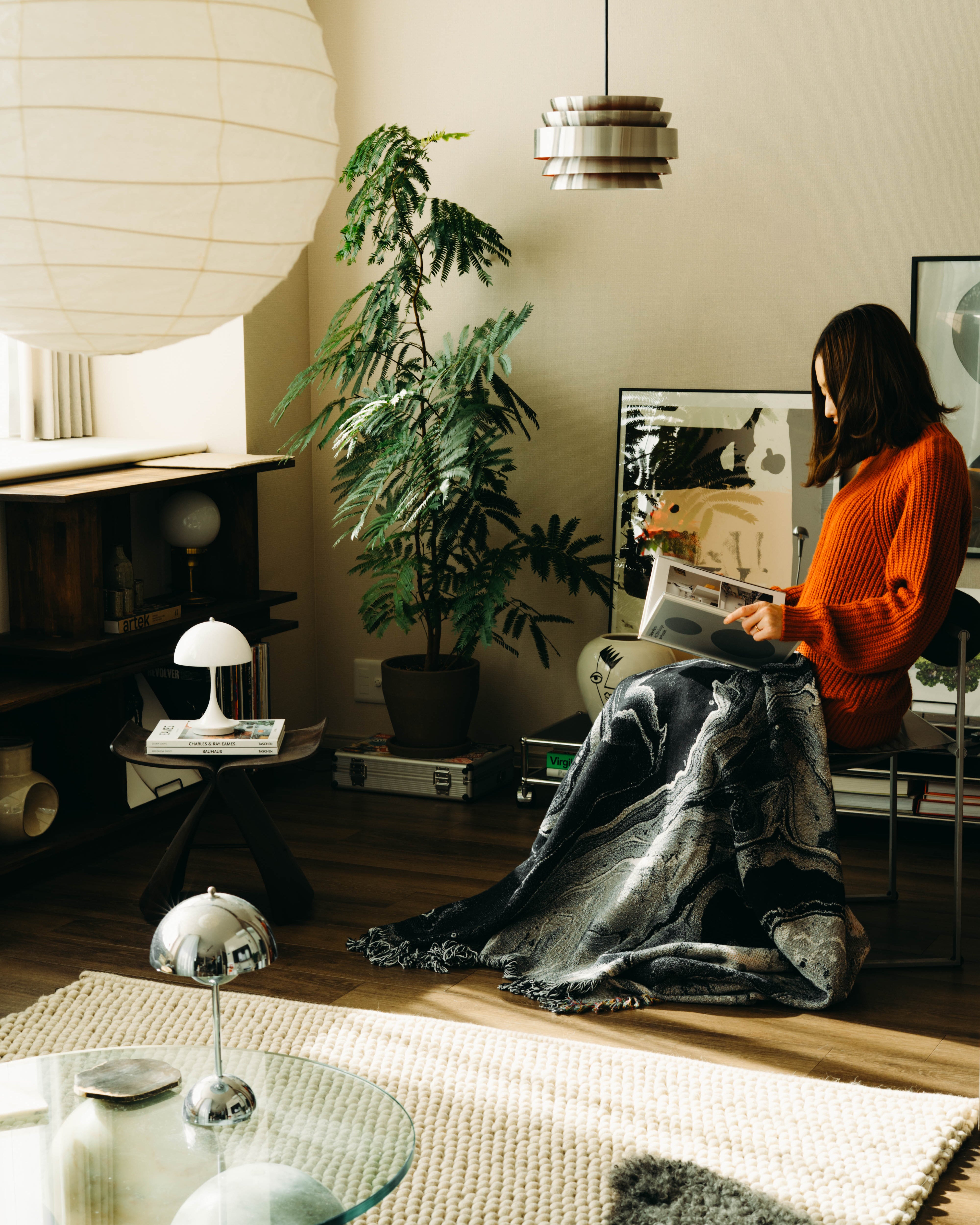 Black Flow Throw Blanket