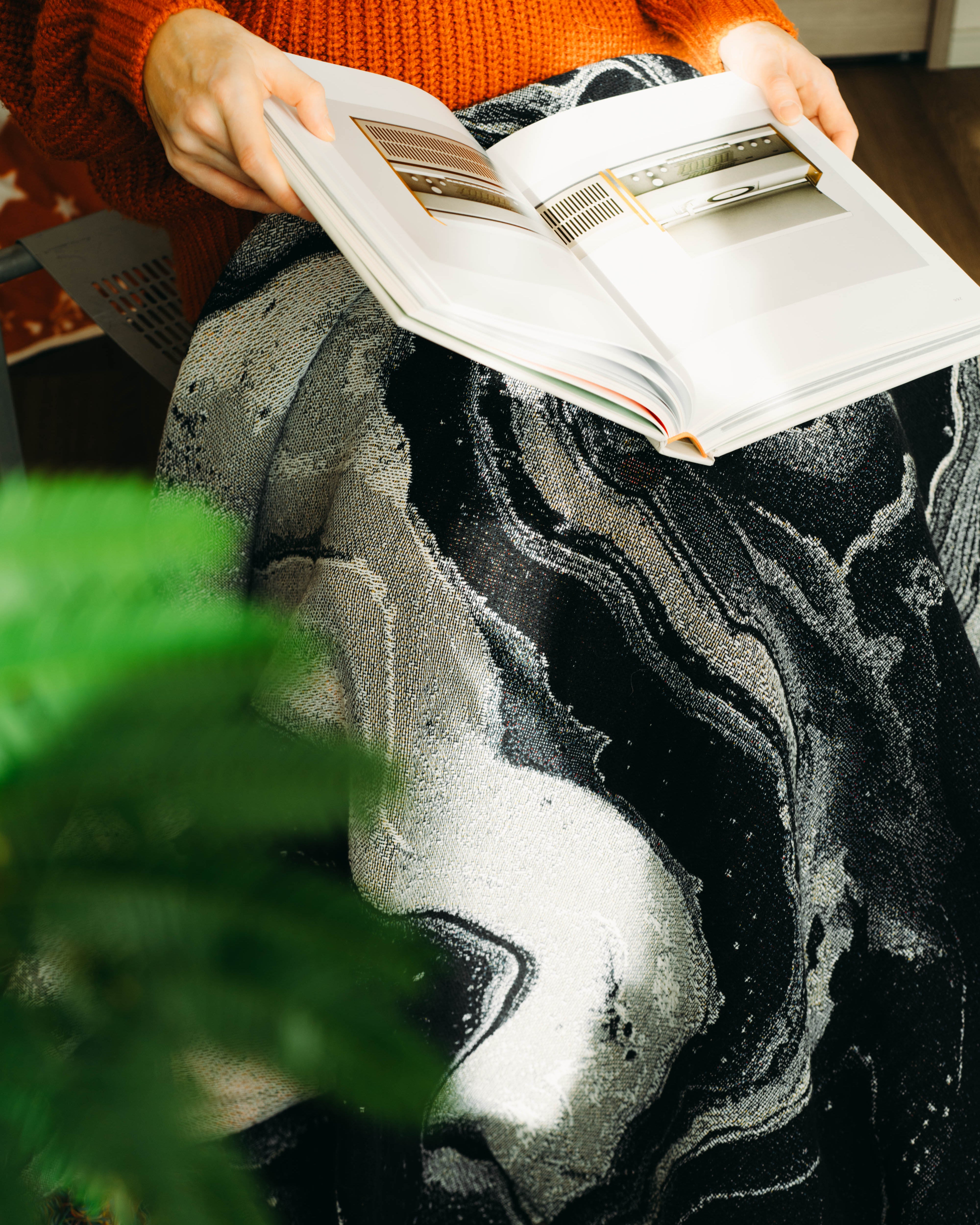 Black Flow Throw Blanket