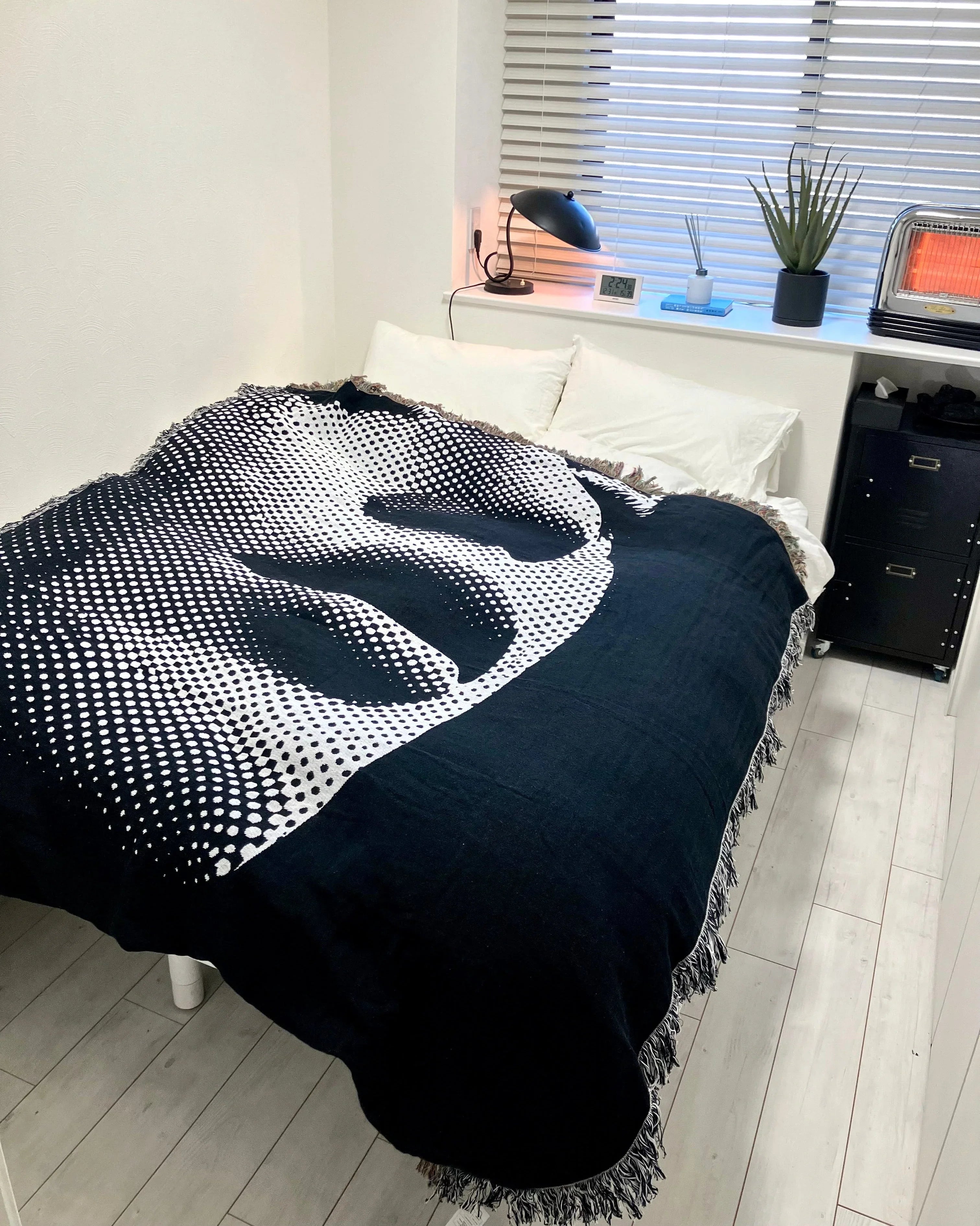 Half Tone Face Throw Blanket : L