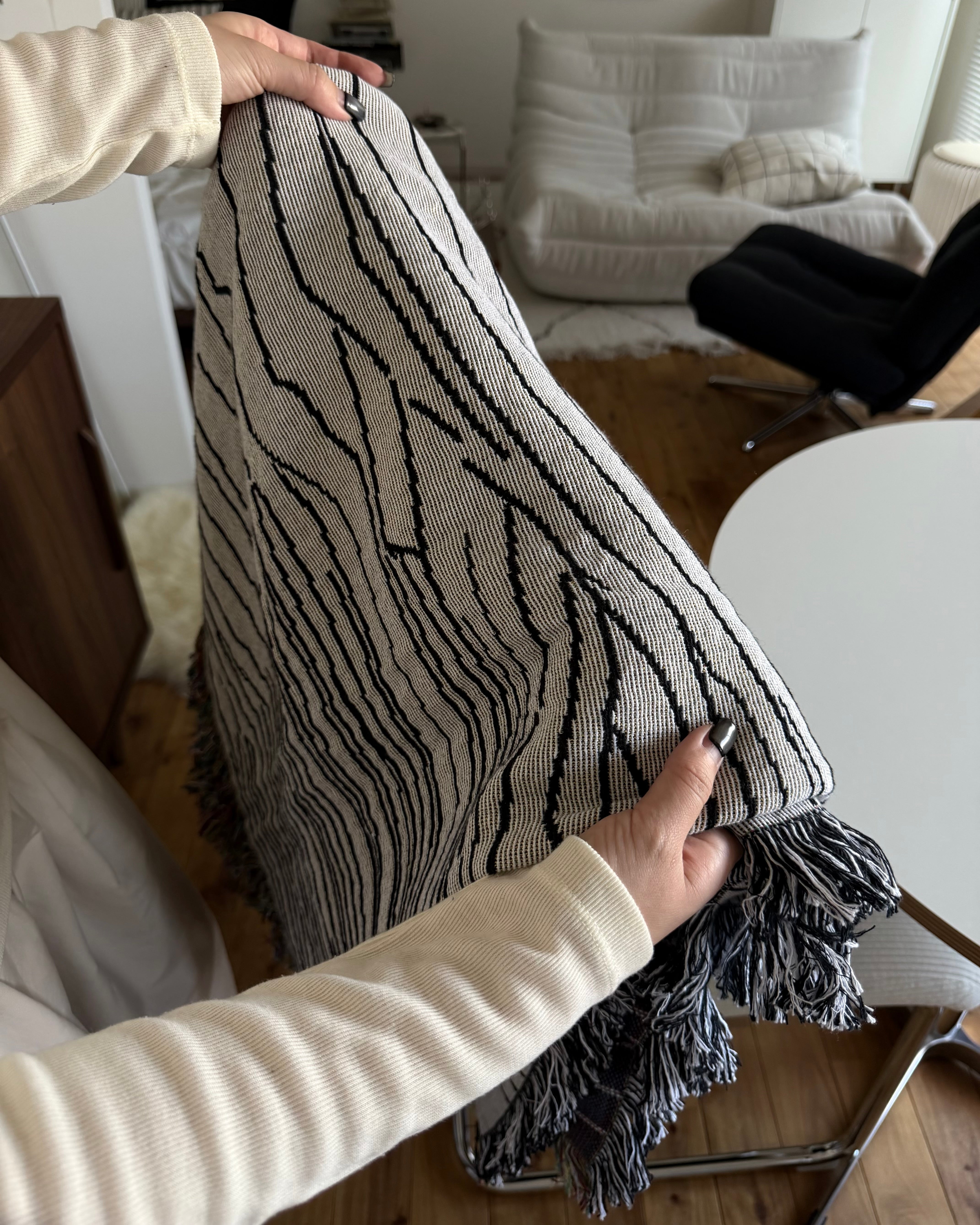 Line Portrait Throw Blanket : L