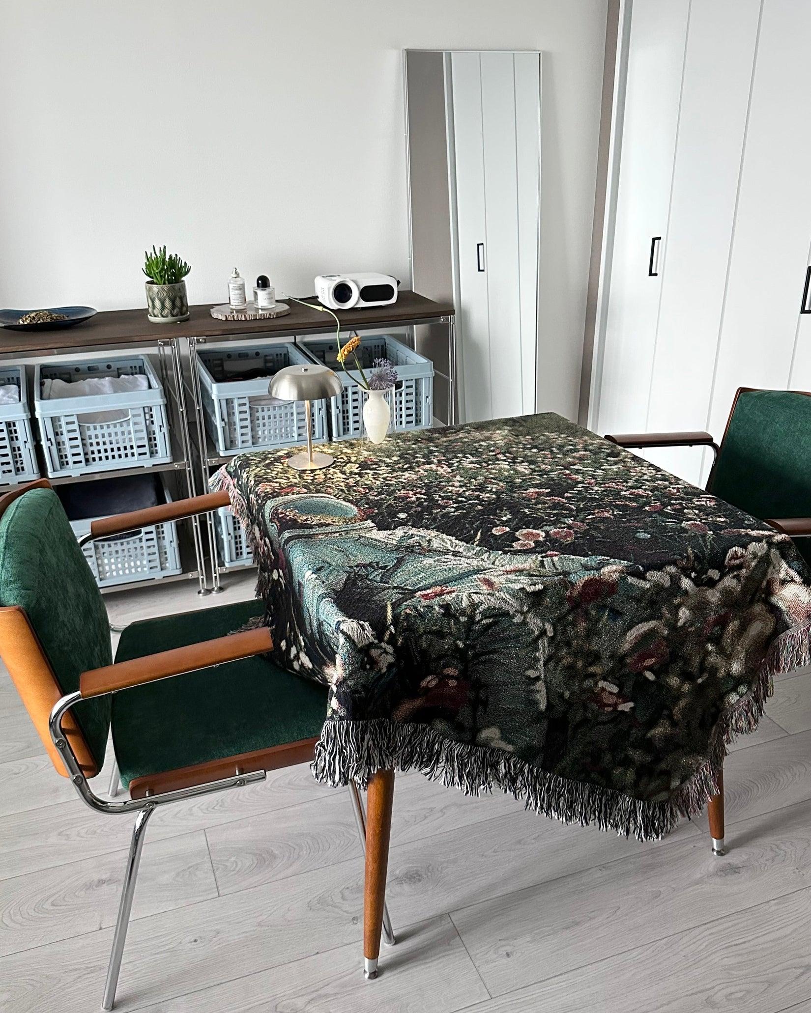 Astronaut Flower Throw Blanket : M