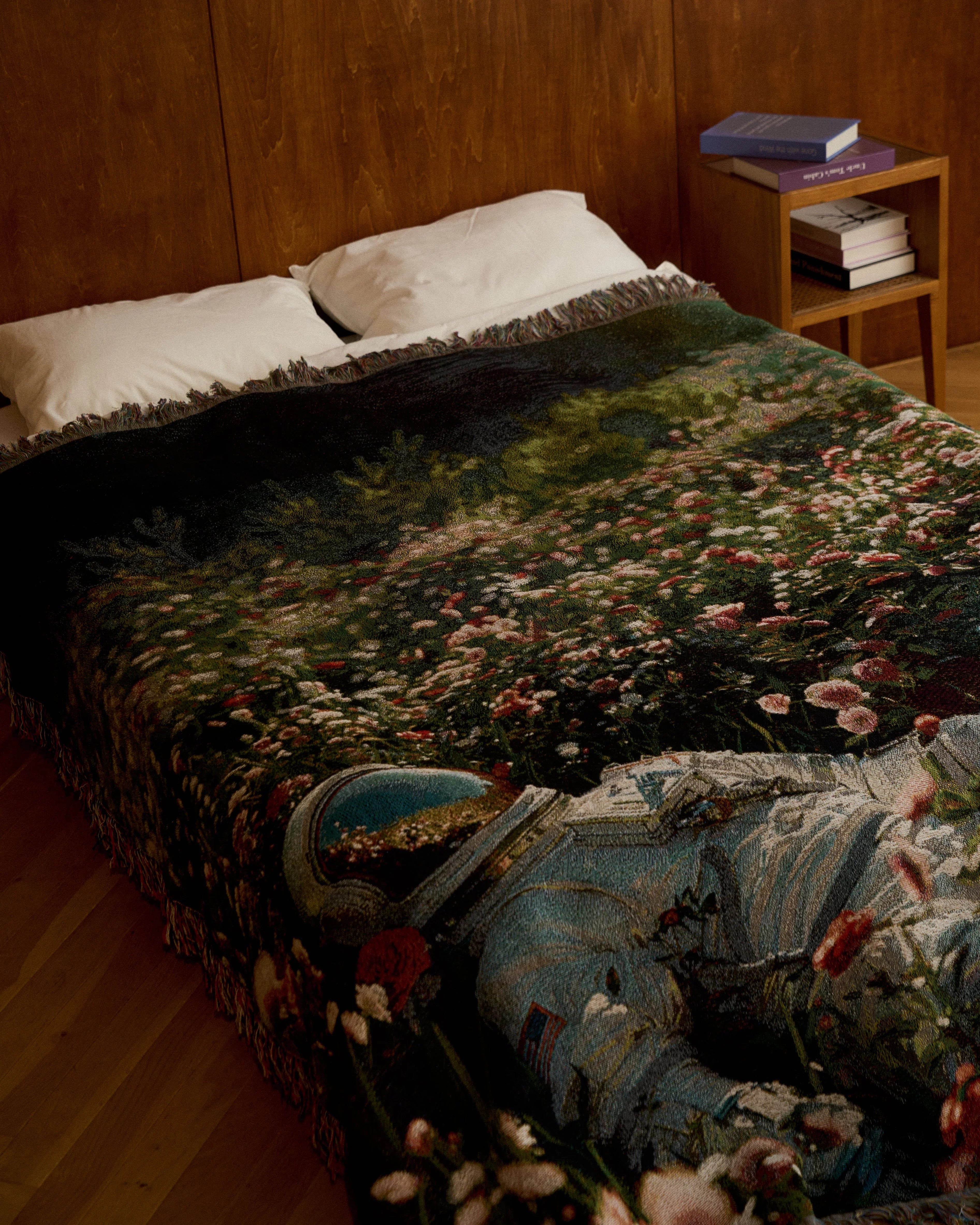 Astronaut Flower Throw Blanket : L