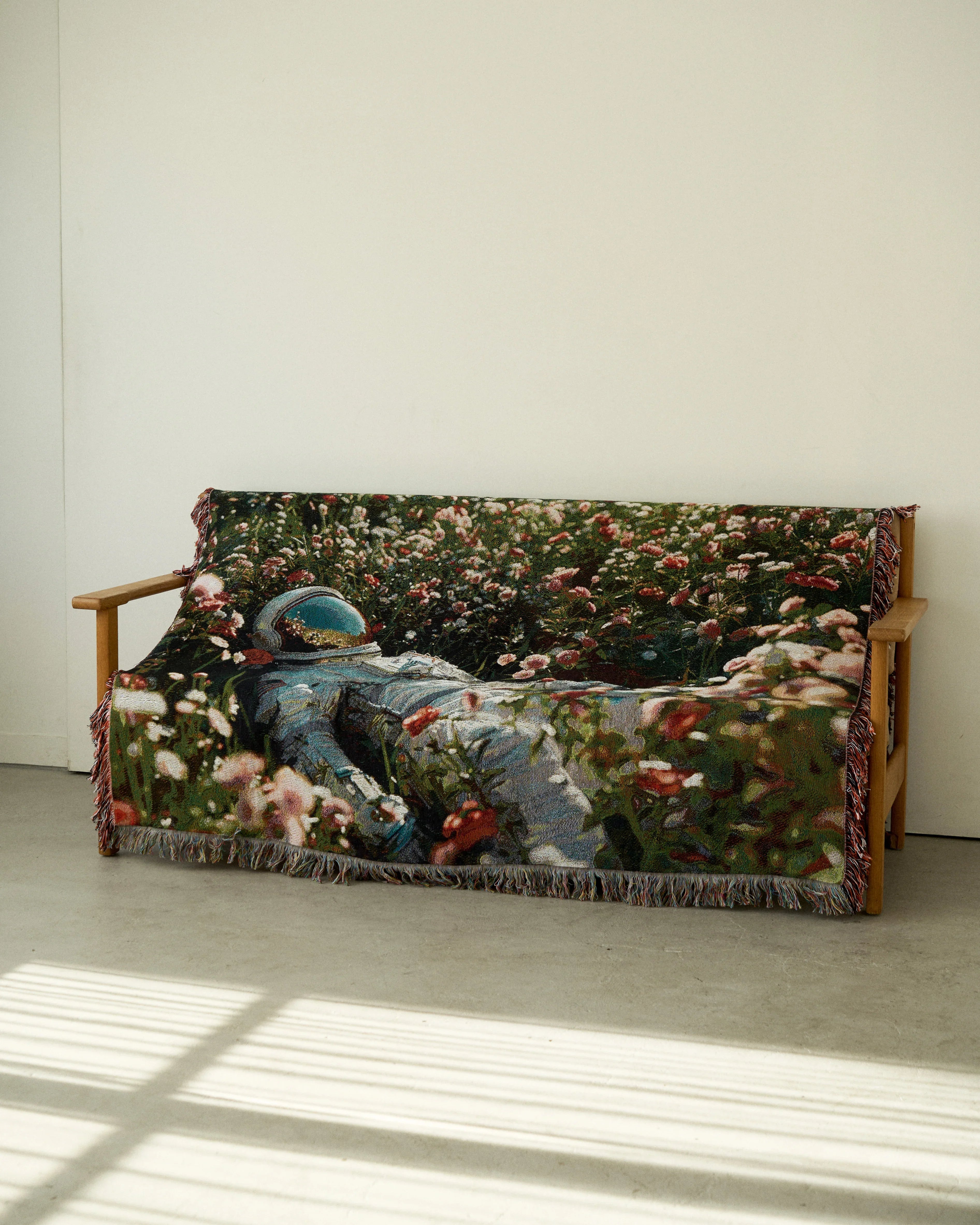 Astronaut Flower Throw Blanket : L