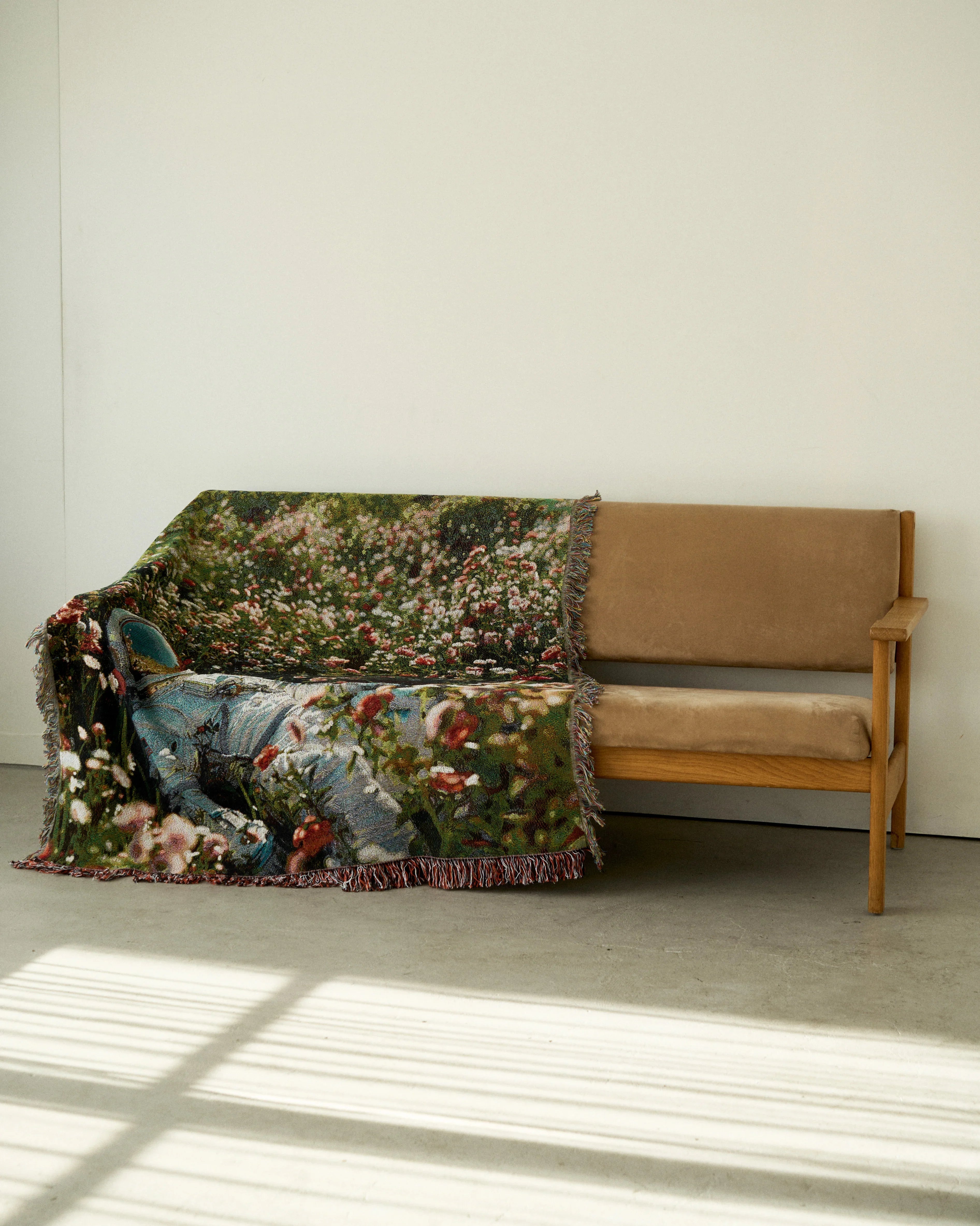 Astronaut Flower Throw Blanket : M