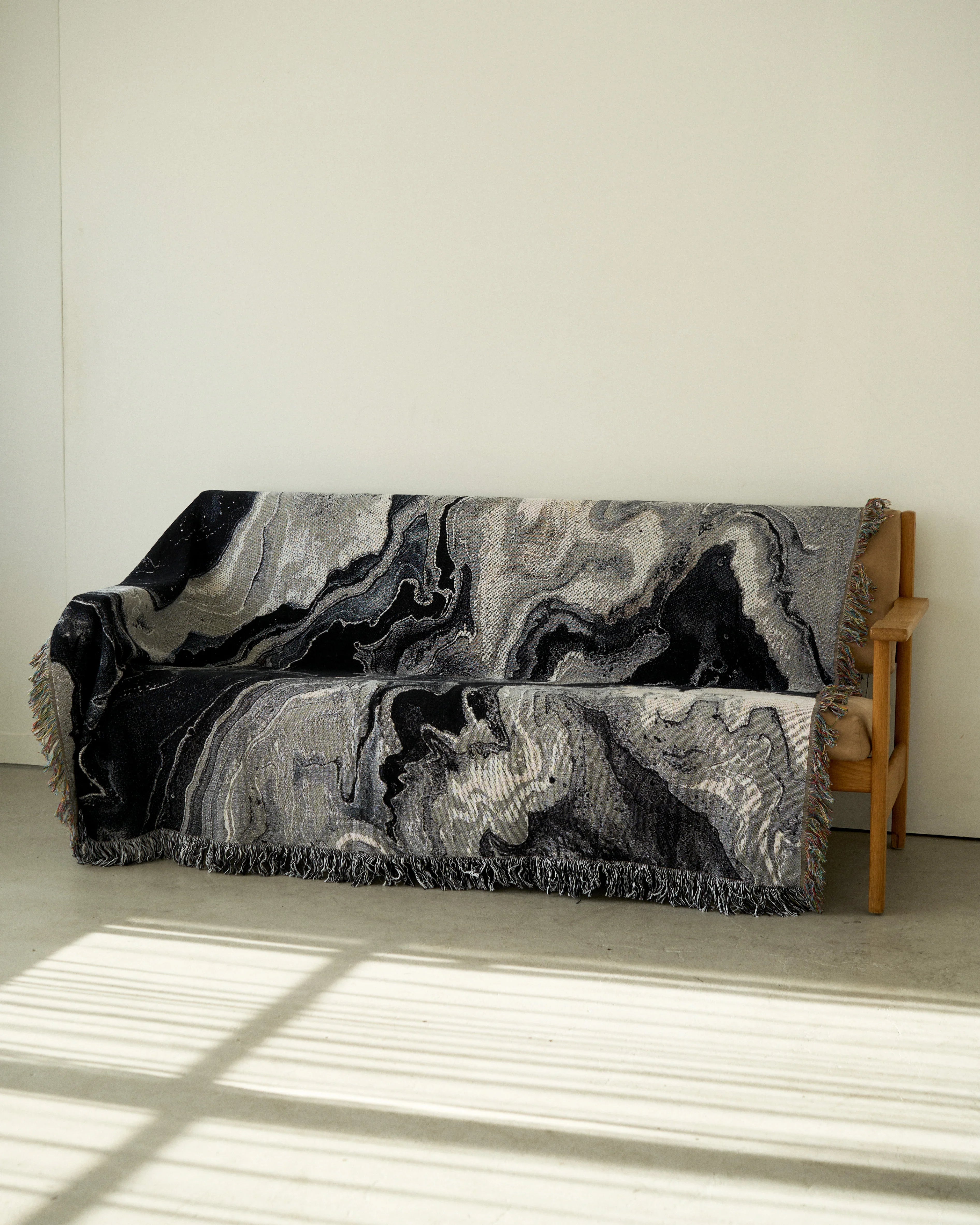 Black Flow Throw Blanket : L
