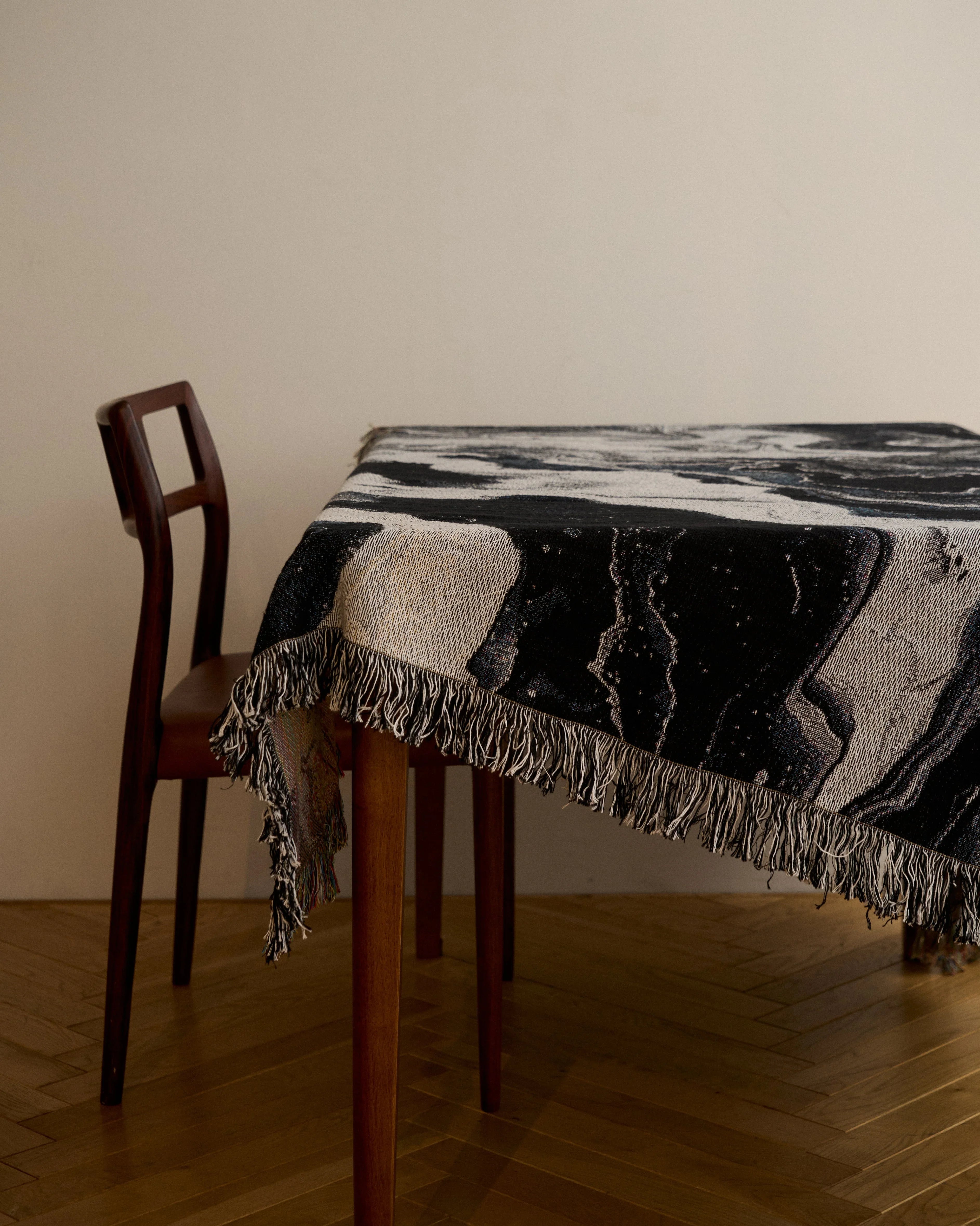 Black Flow Throw Blanket : M