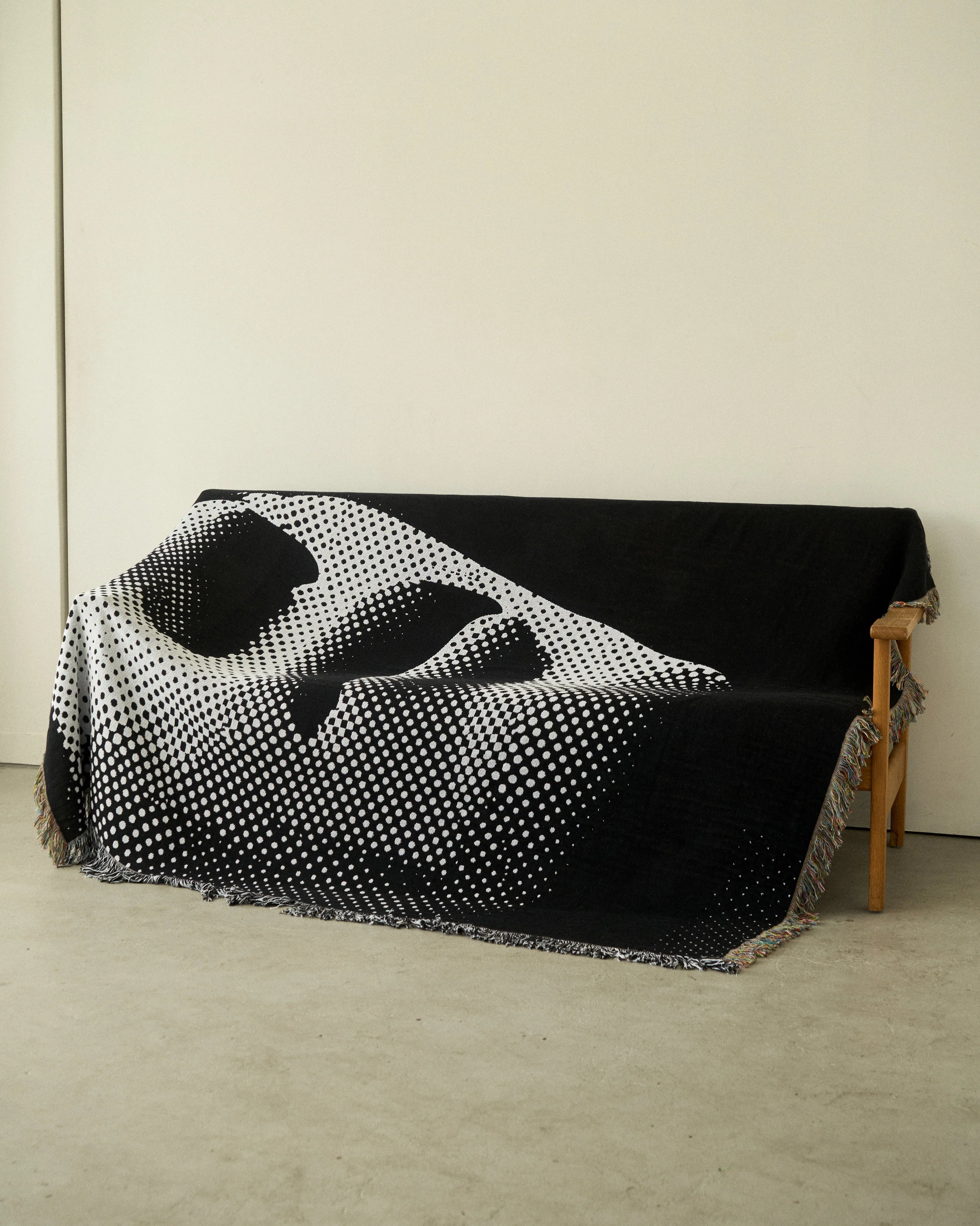 Half Tone Face Throw Blanket : L