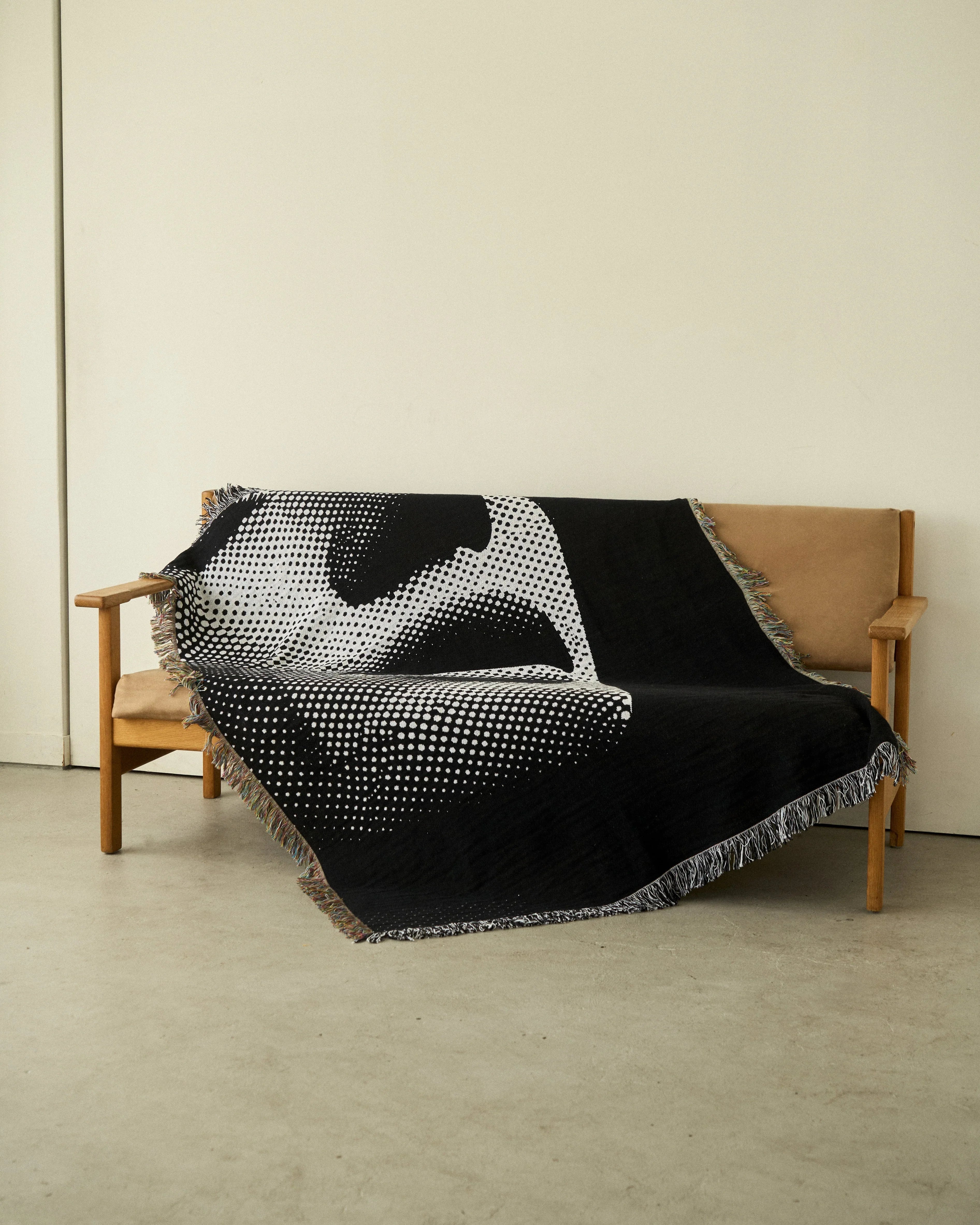 Half Tone Face Throw Blanket : M