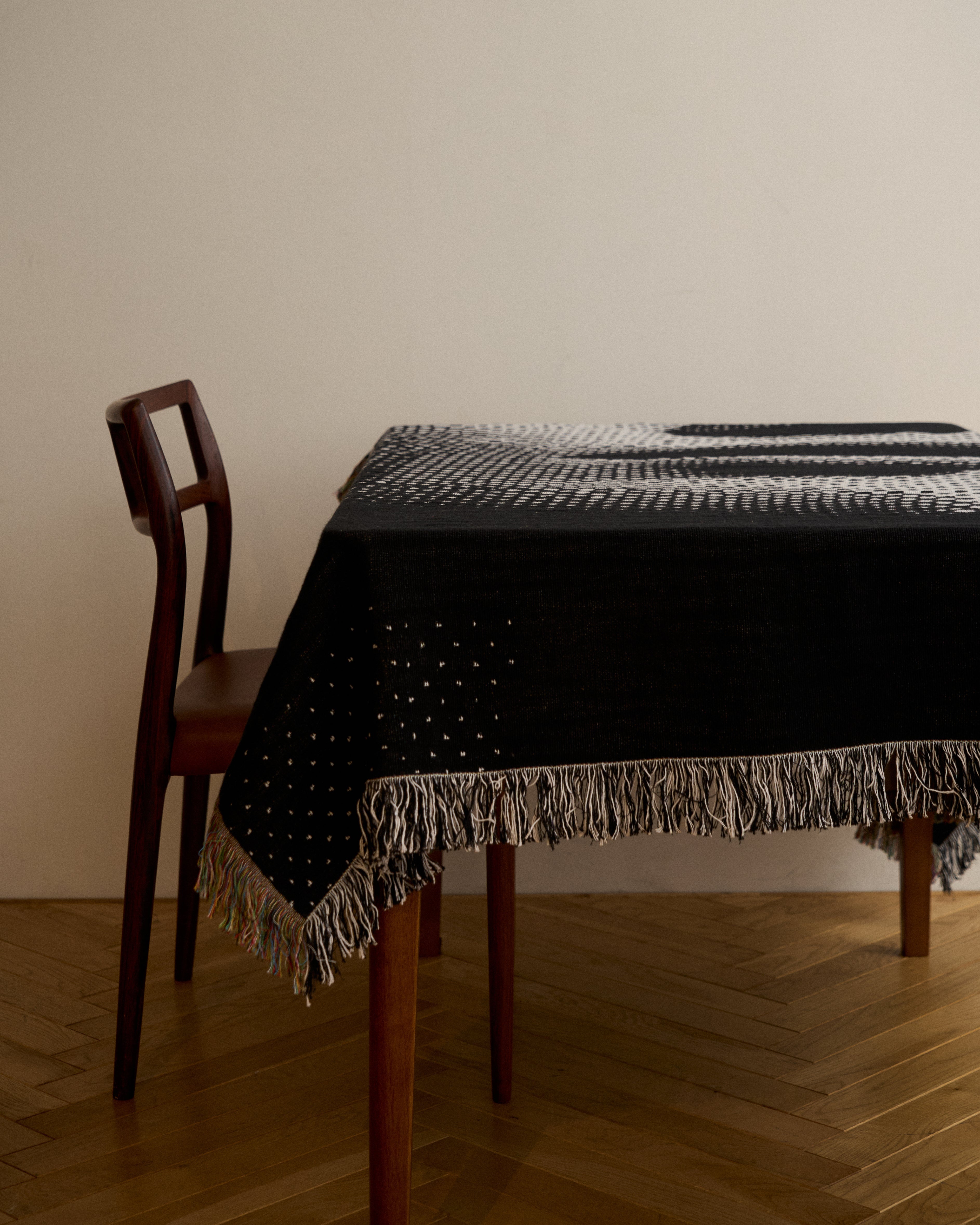 Half Tone Face Throw Blanket : M