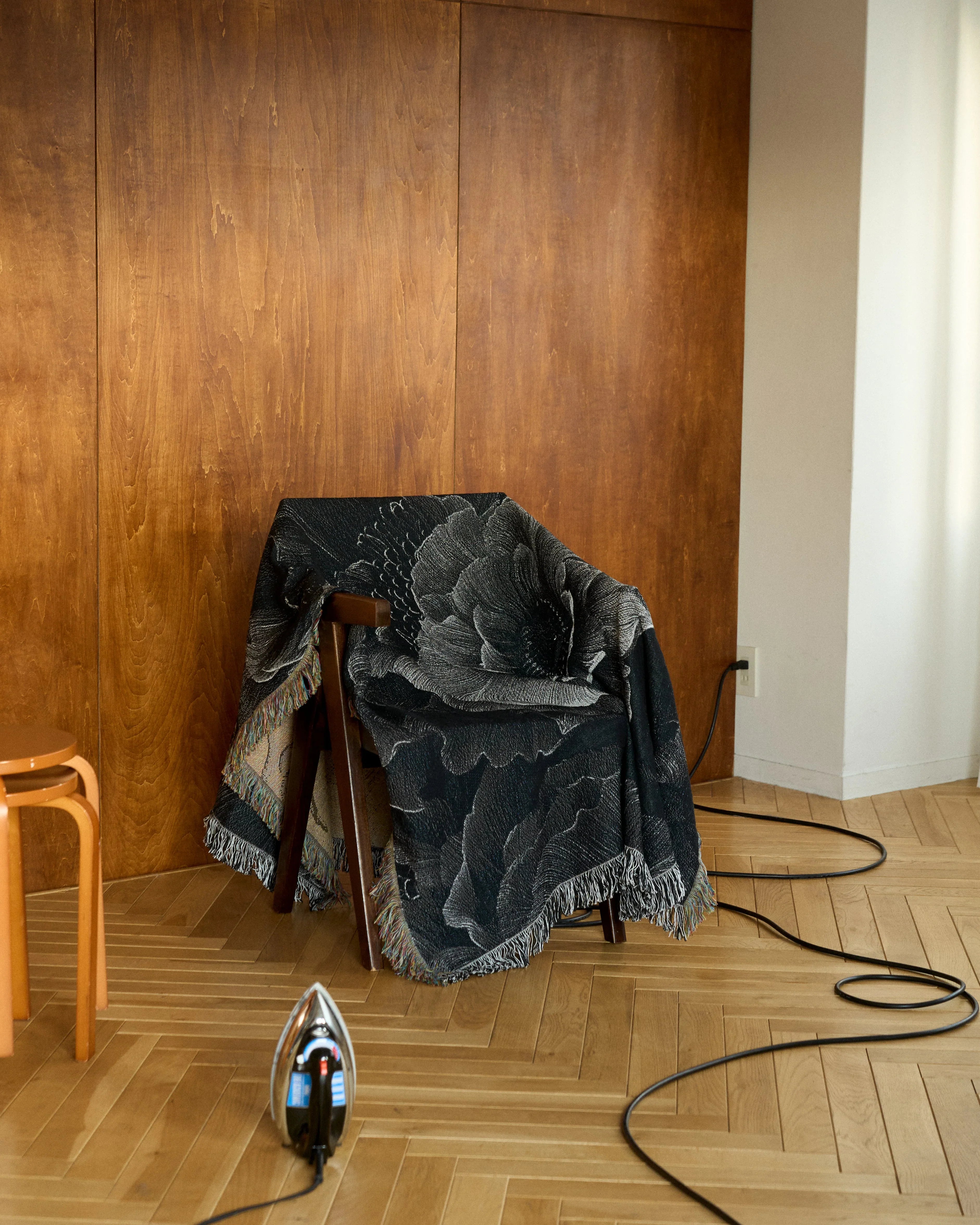 Monochrome Bloom Throw Blanket : M