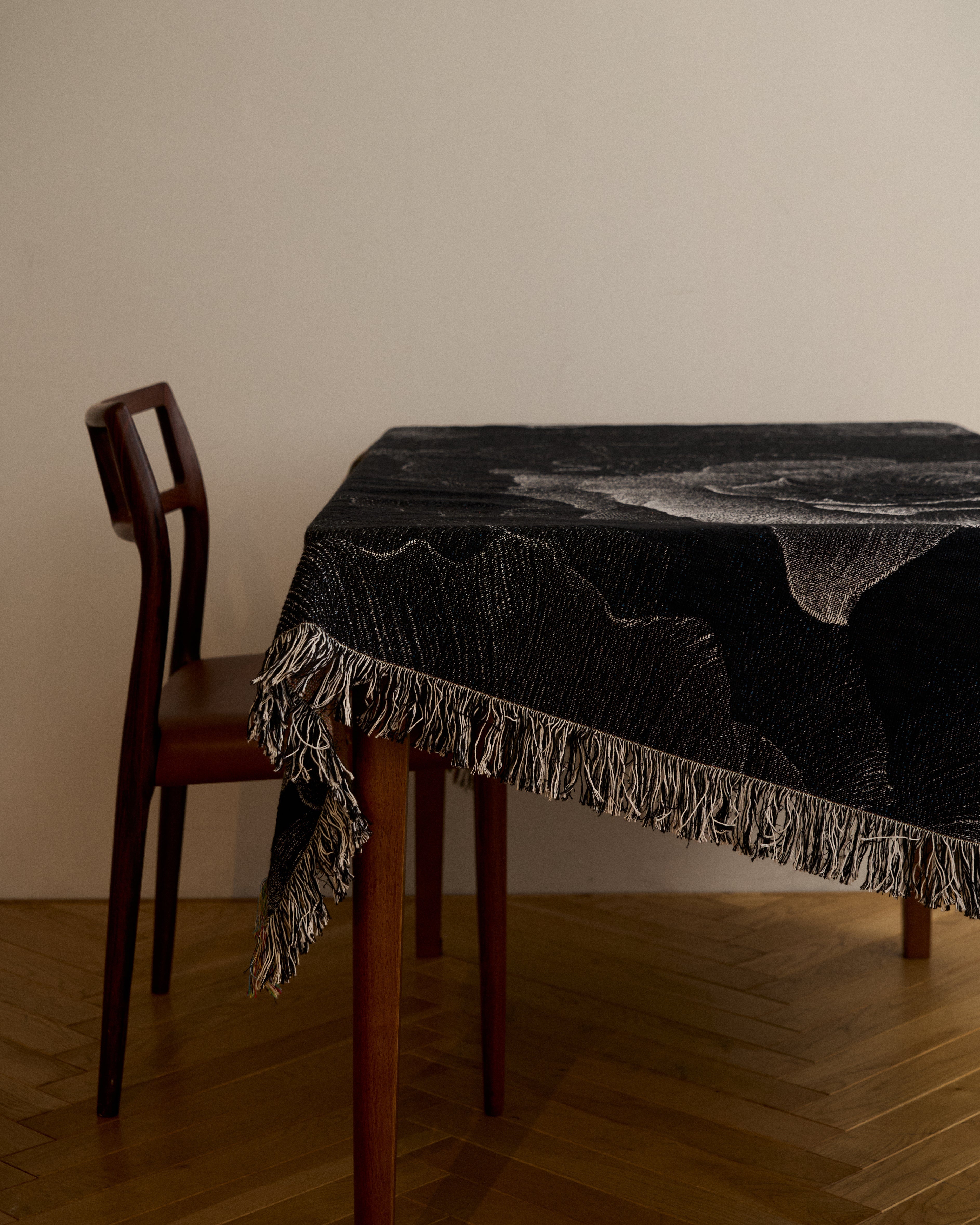 Monochrome Bloom Throw Blanket : M