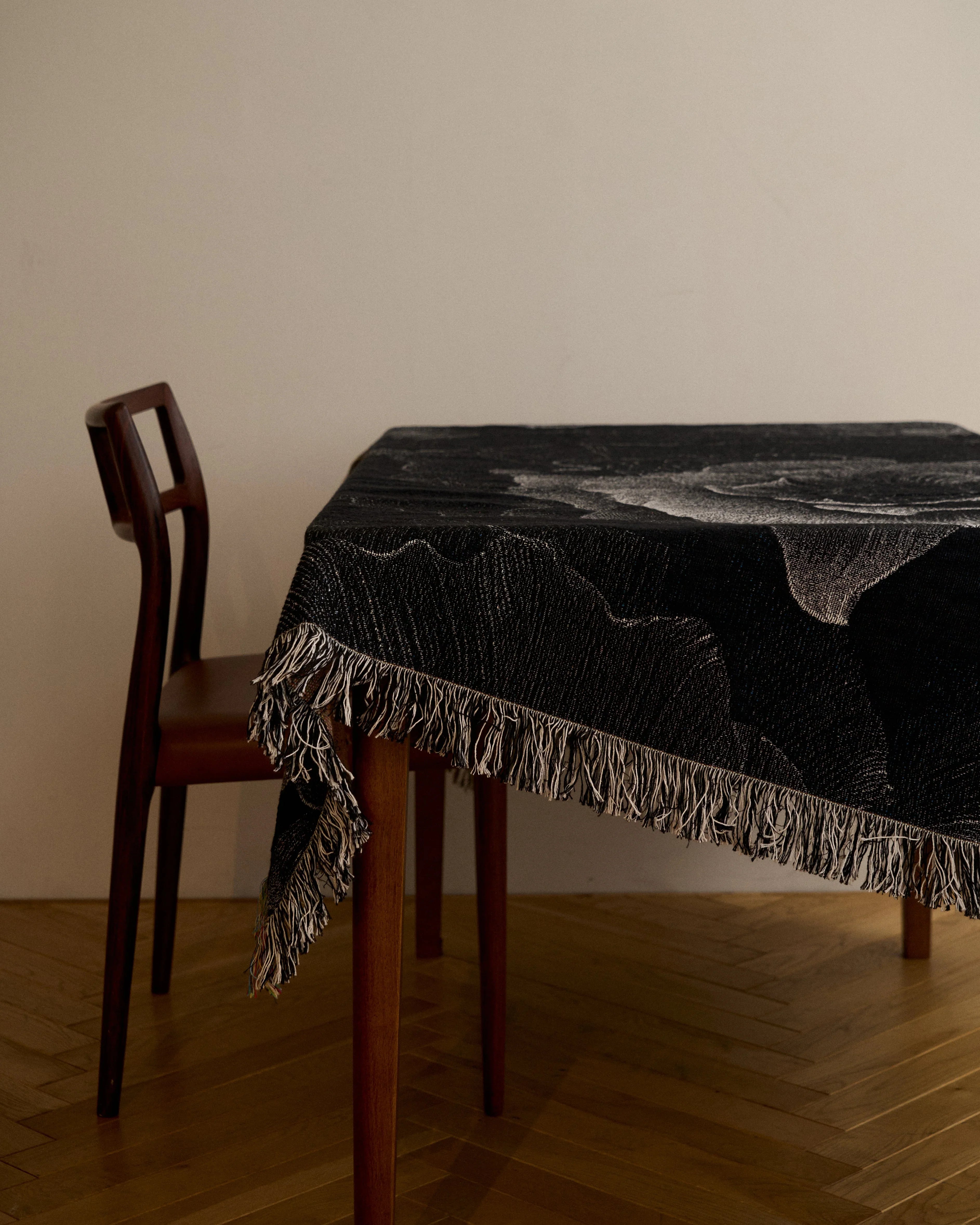 Monochrome Bloom Throw Blanket : M