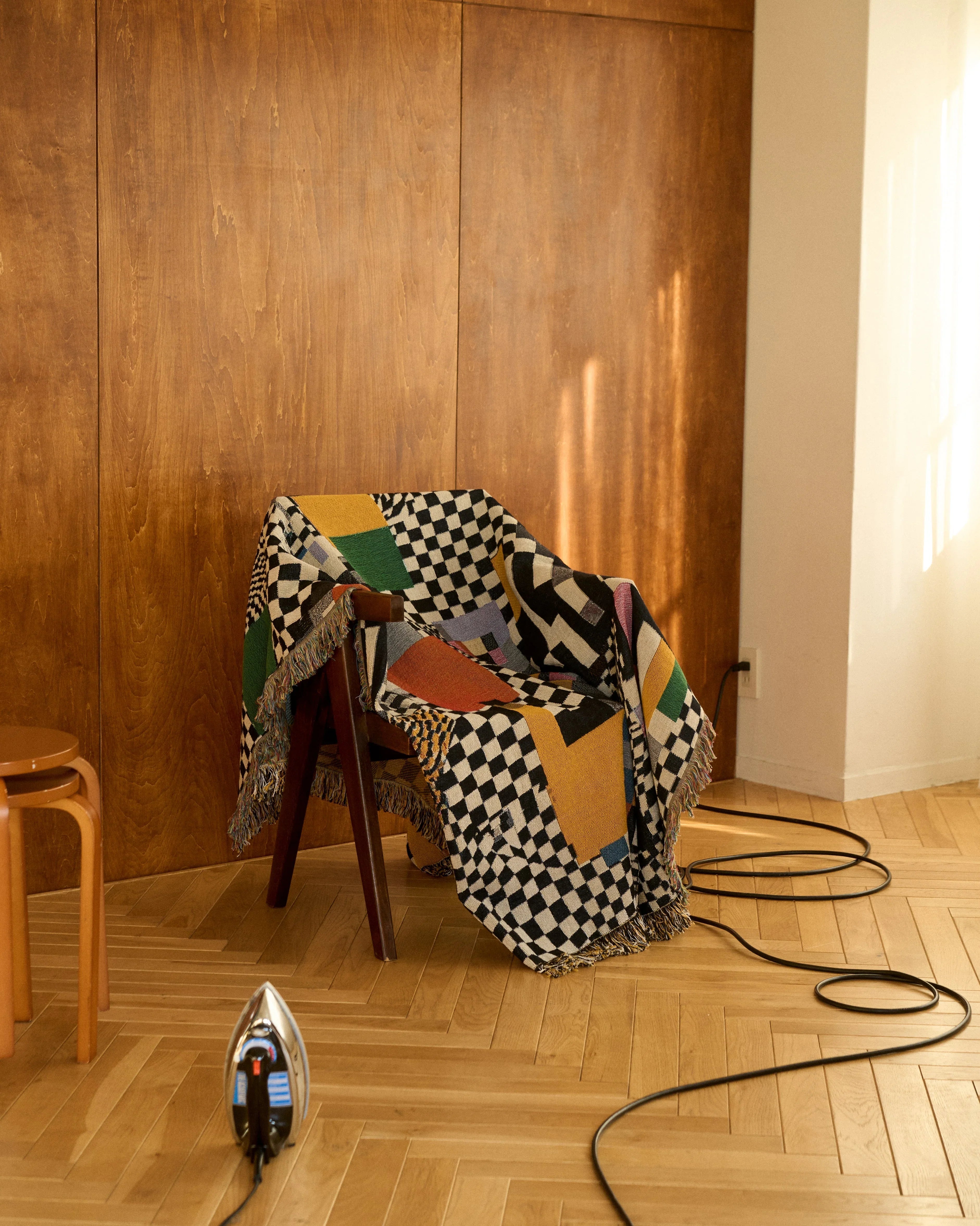 木製チェアに掛けられたGlitch Throw Blanket