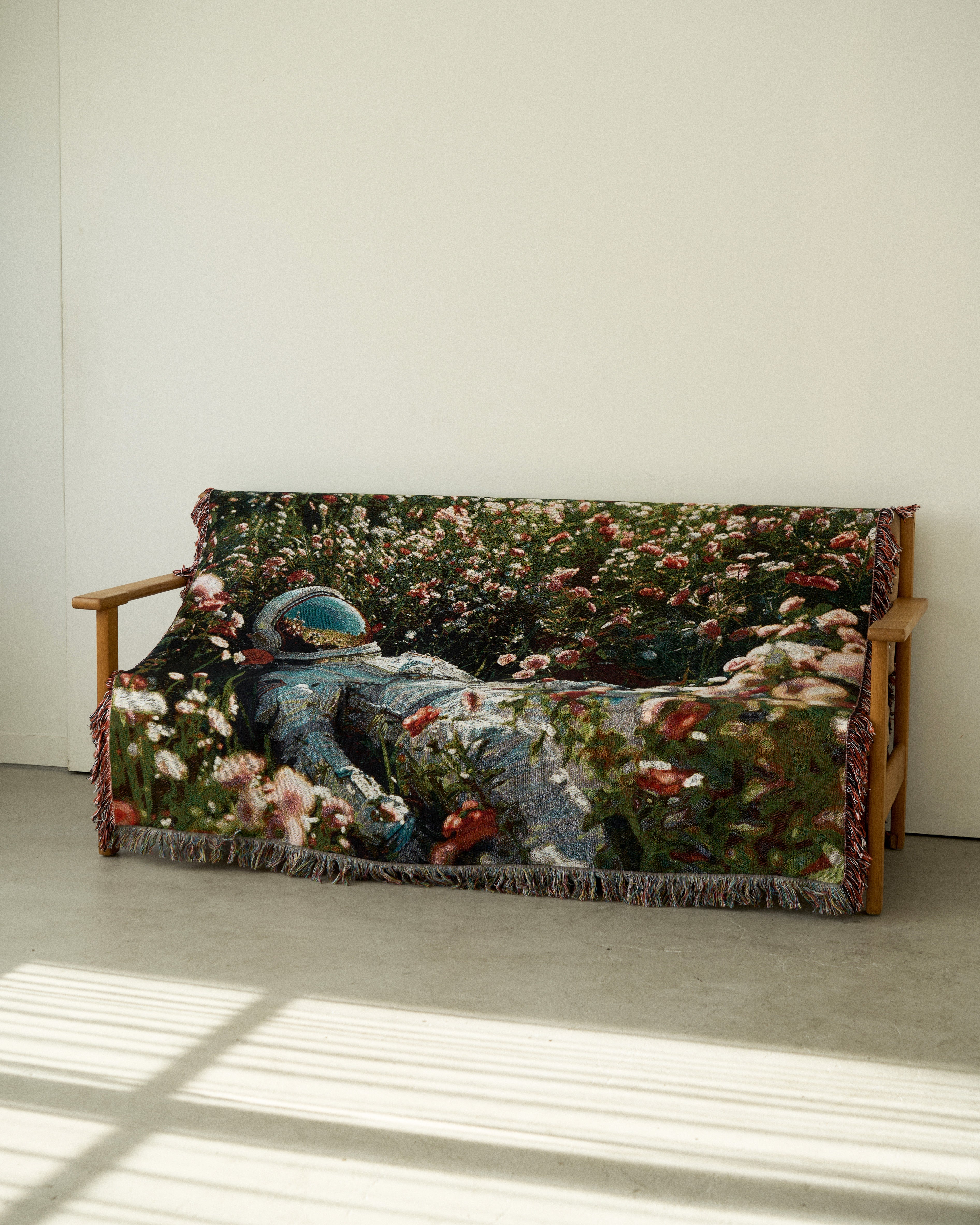 Astronaut Flower Throw Blanket : L