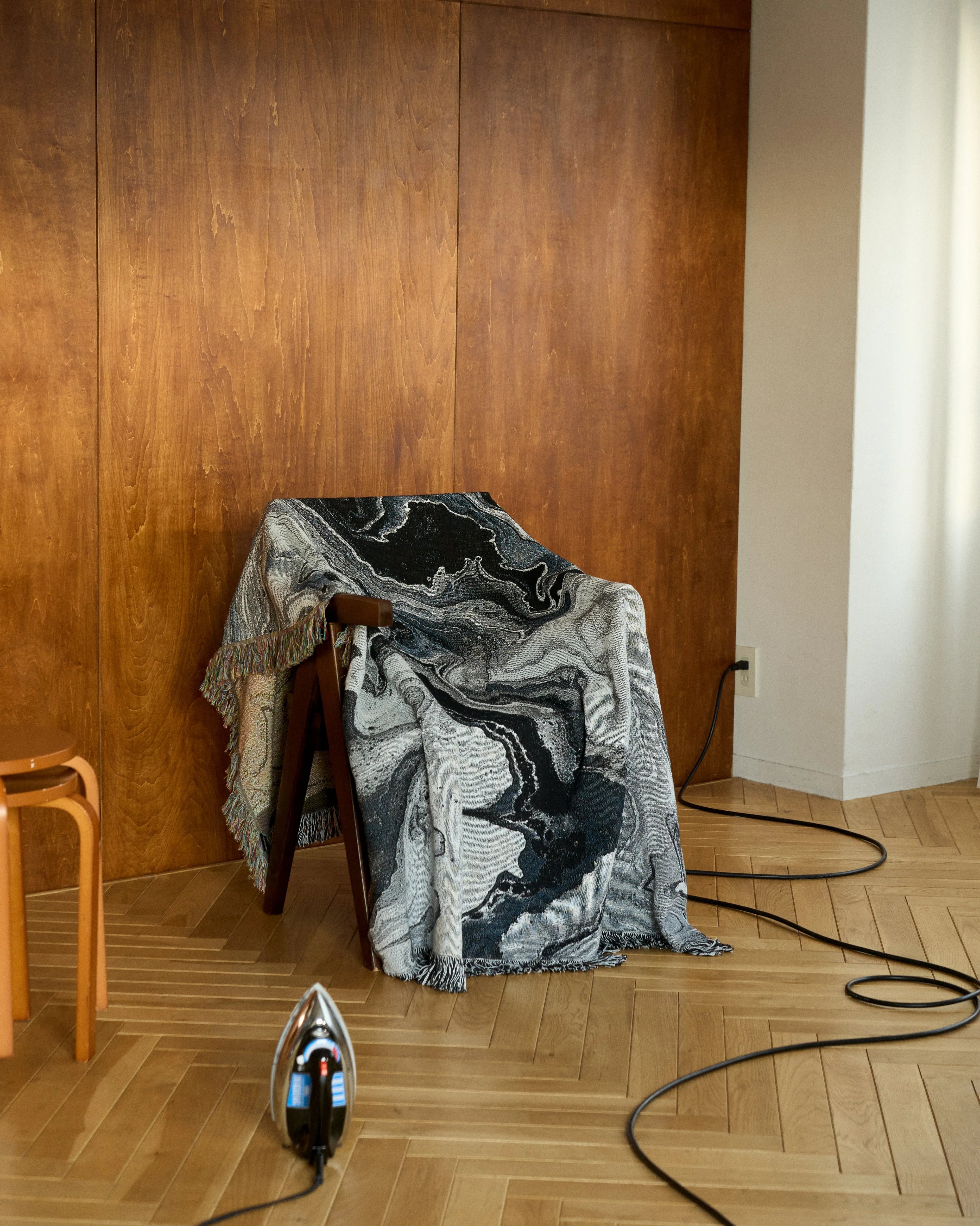 Black Flow Throw Blanket : M