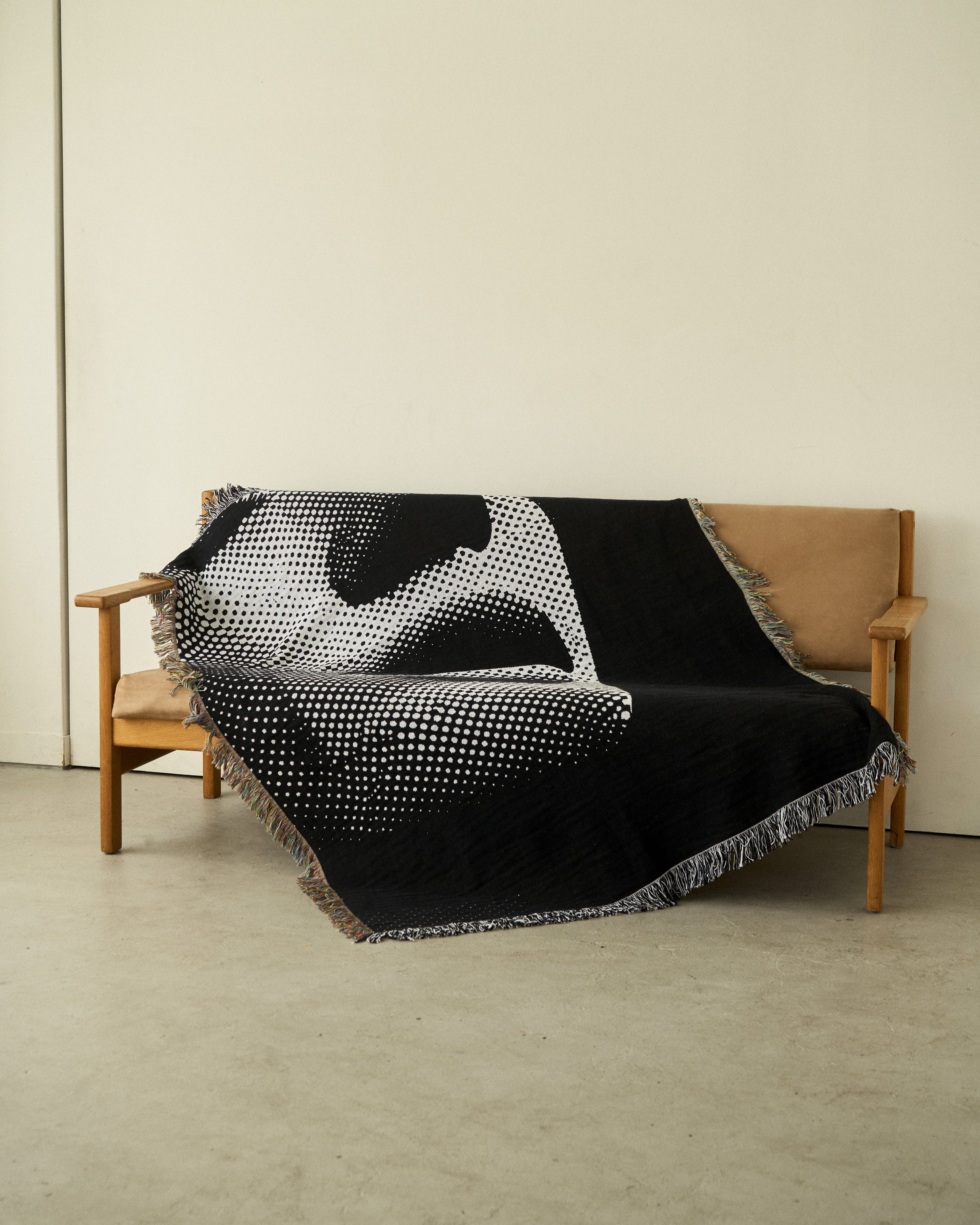 Half Tone Face Throw Blanket : M