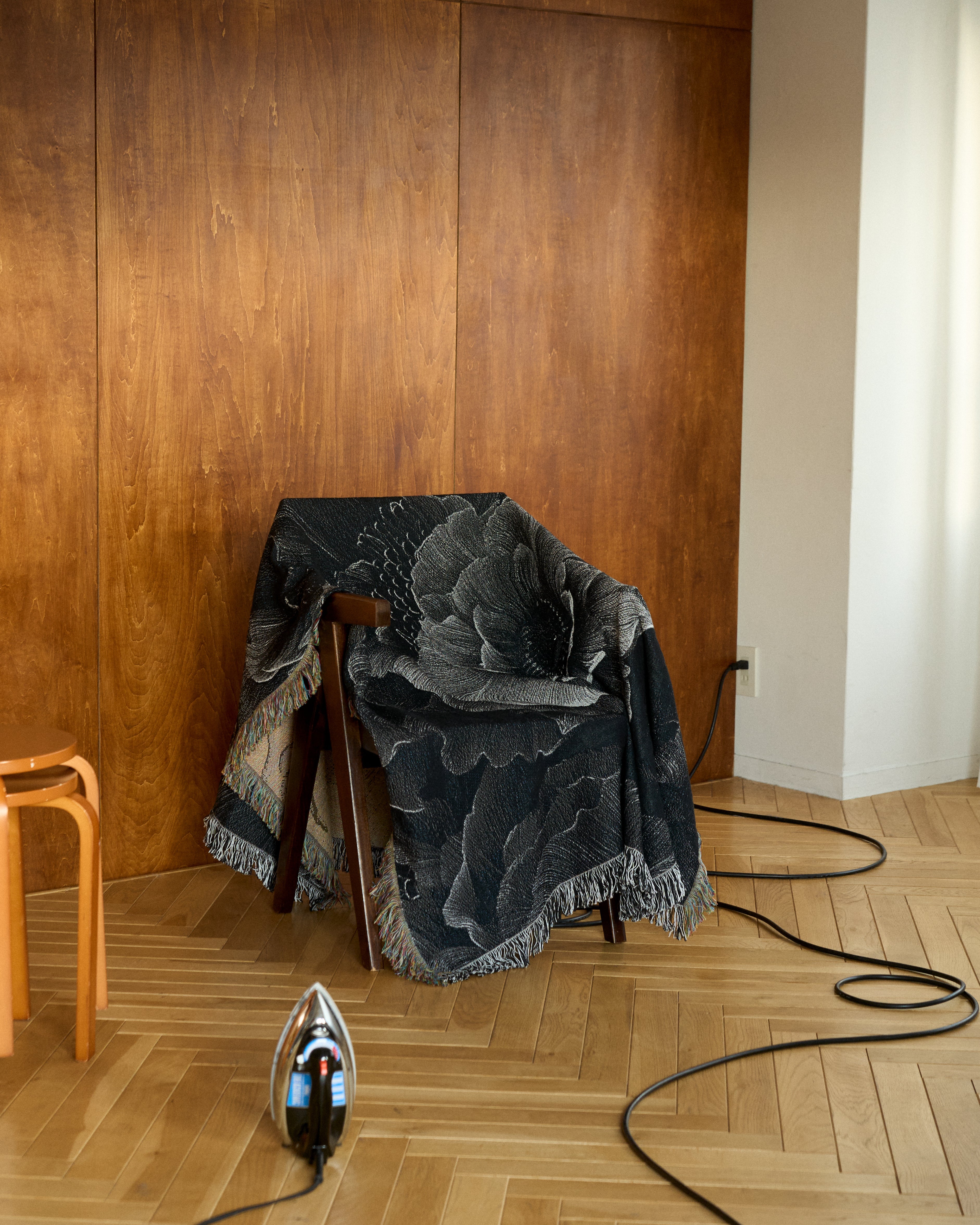 Monochrome Bloom Throw Blanket : M