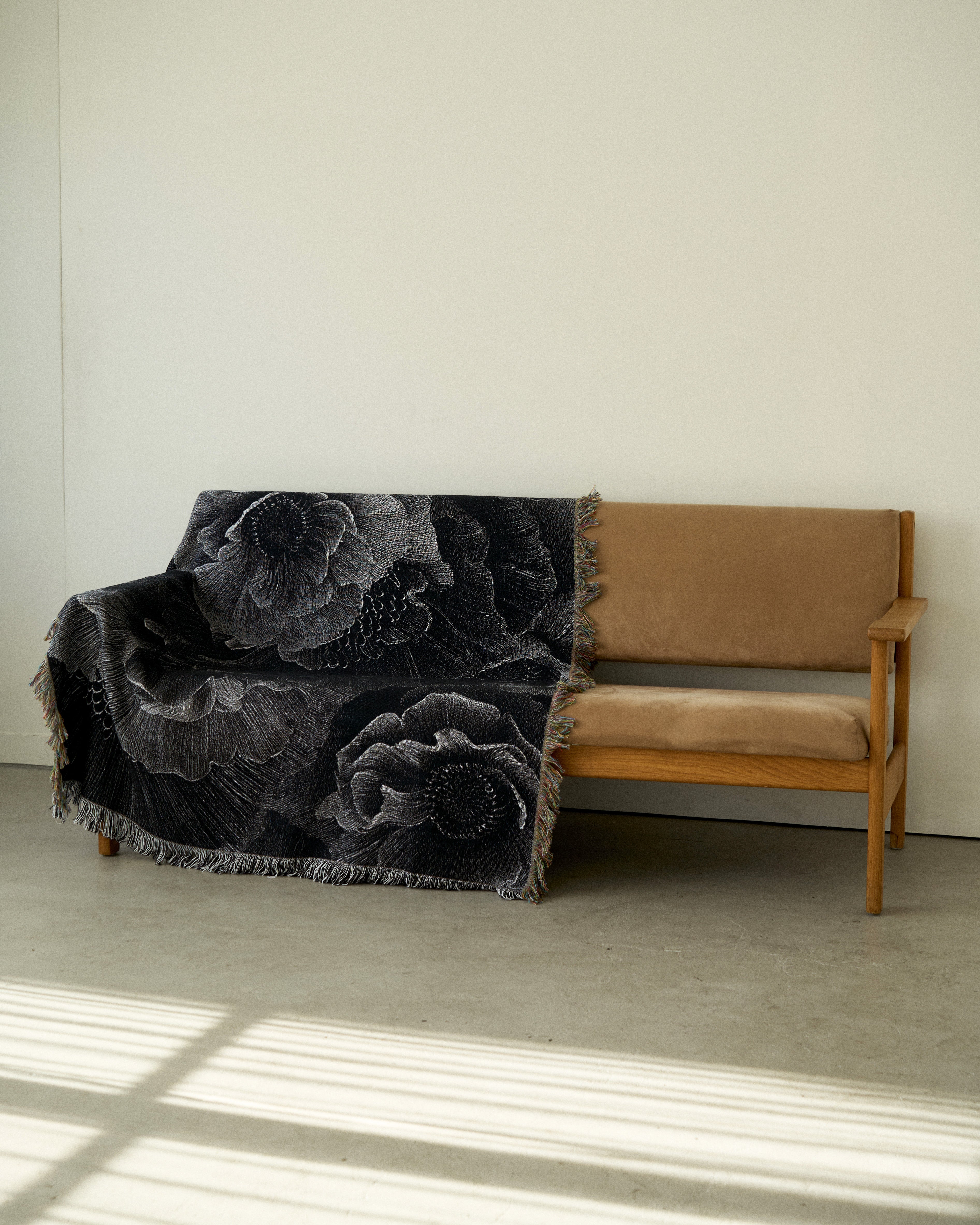 Monochrome Bloom Throw Blanket : M